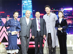 新望董事長(zhǎng)羅永輝與著名歌星劉尊老師、汪正正老師、郭津彤老師、主持人雅琪在北京電視臺(tái)錄制節(jié)目現(xiàn)場(chǎng)親切合影